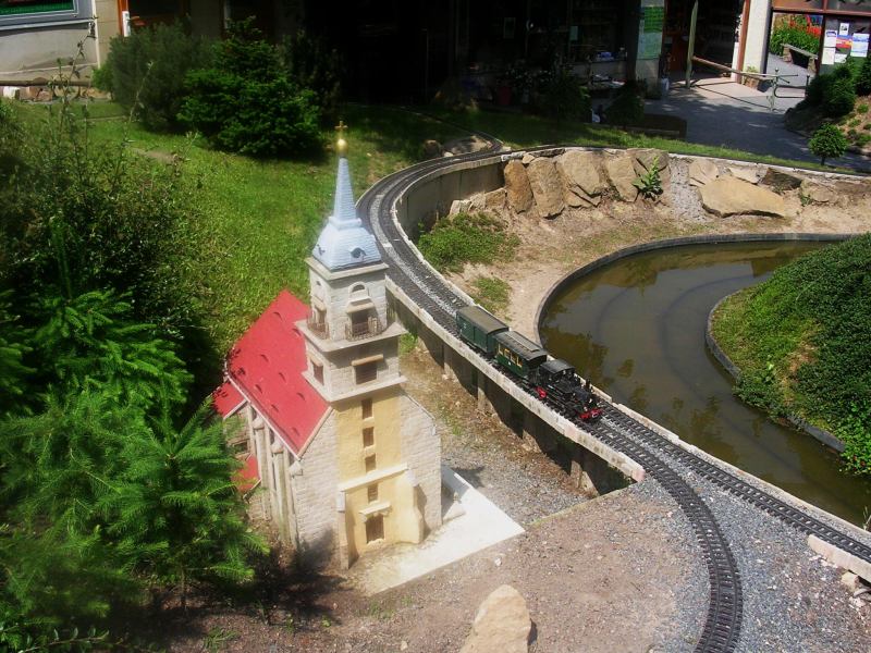 File:Kleine Sächsische Schweiz, Zug und Kirche.jpg