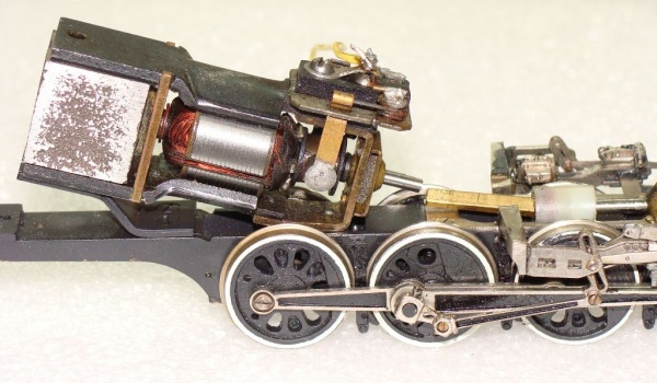 Motor mounted on engine. Locomotive has back head detail, restricting the space available for a motor and flywheels.